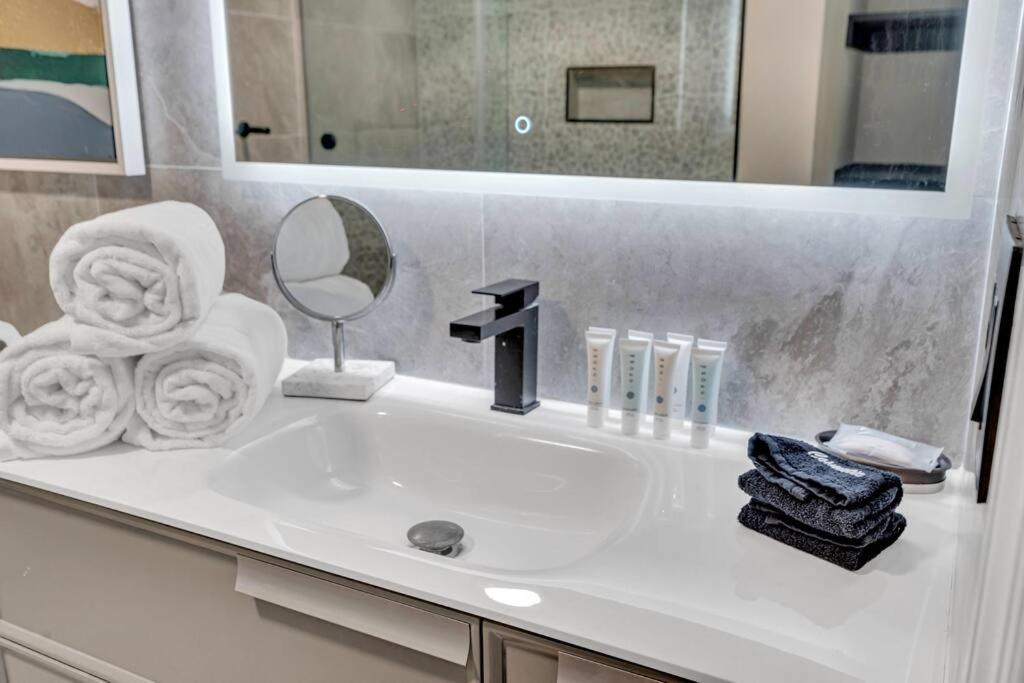 Luxurious Private Unit With Parking Apartment Маями Екстериор снимка