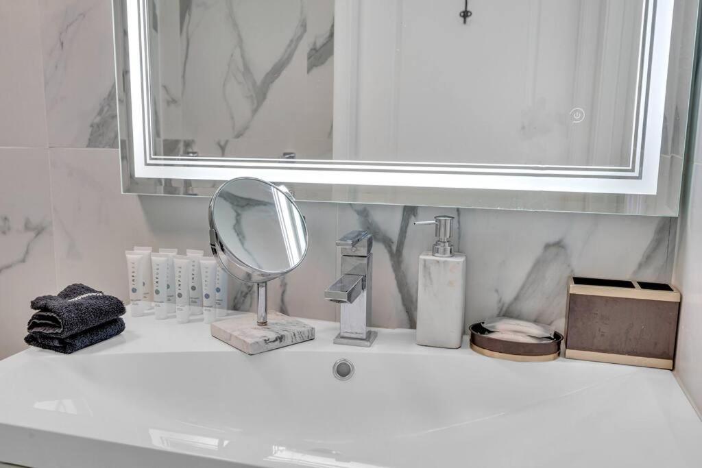 Luxurious Private Unit With Parking Apartment Маями Екстериор снимка