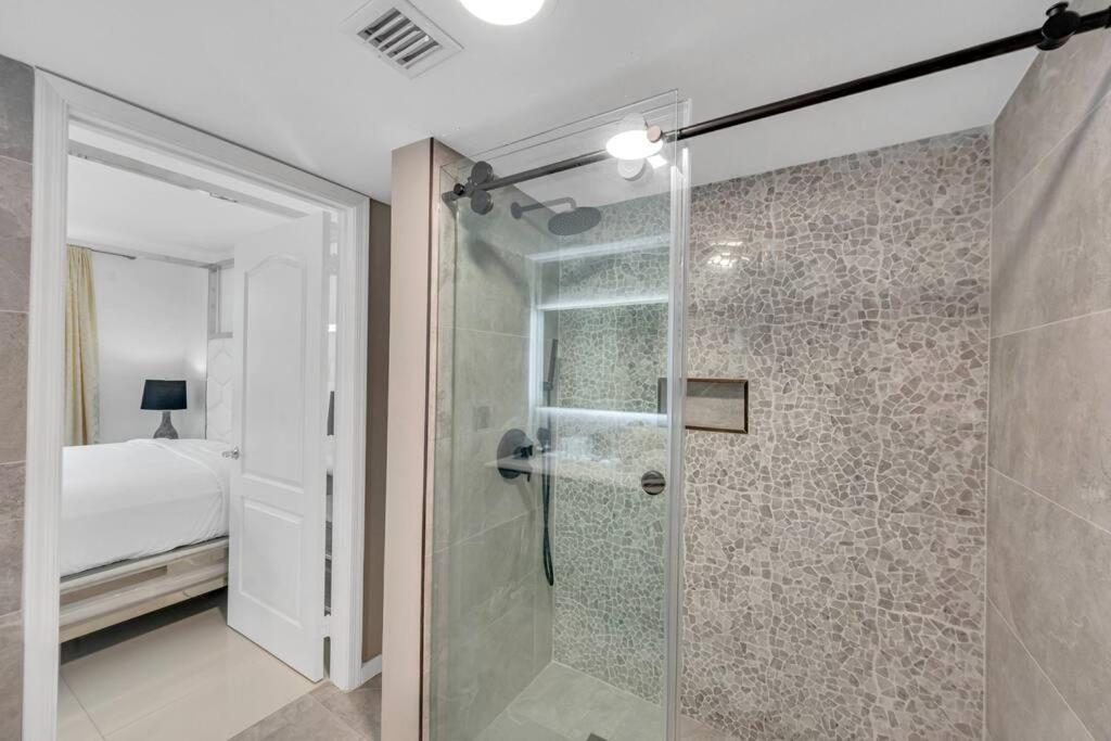 Luxurious Private Unit With Parking Apartment Маями Екстериор снимка
