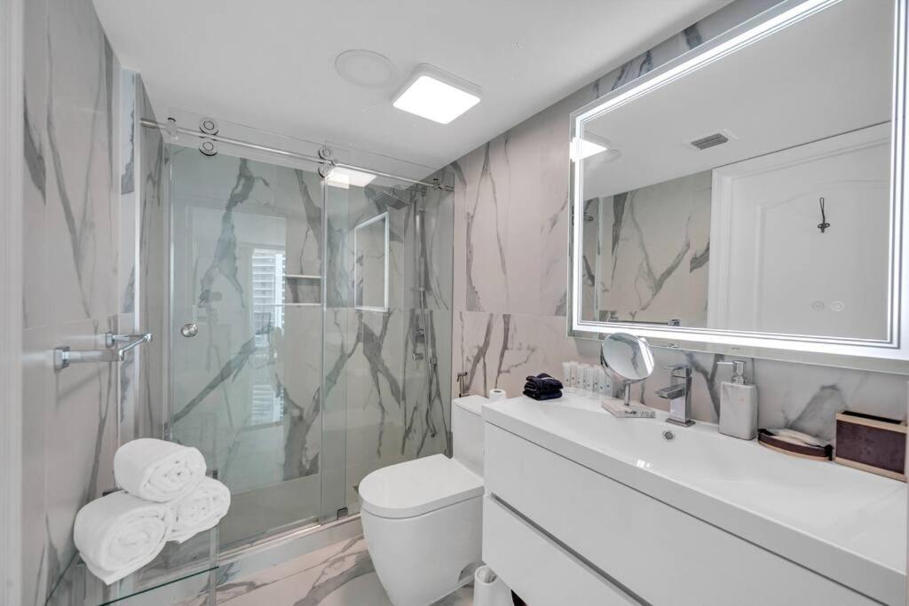 Luxurious Private Unit With Parking Apartment Маями Екстериор снимка
