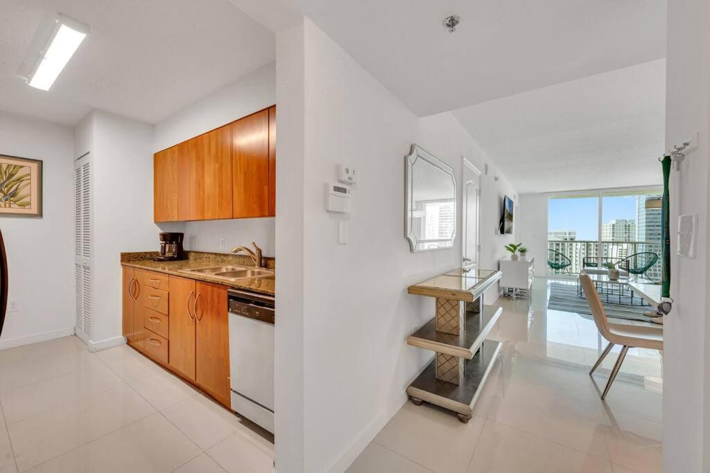 Luxurious Private Unit With Parking Apartment Маями Екстериор снимка