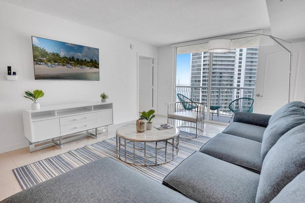 Luxurious Private Unit With Parking Apartment Маями Екстериор снимка