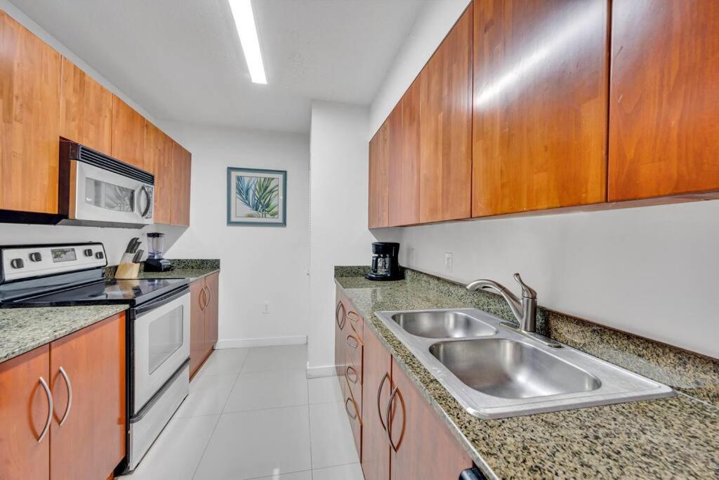 Luxurious Private Unit With Parking Apartment Маями Екстериор снимка