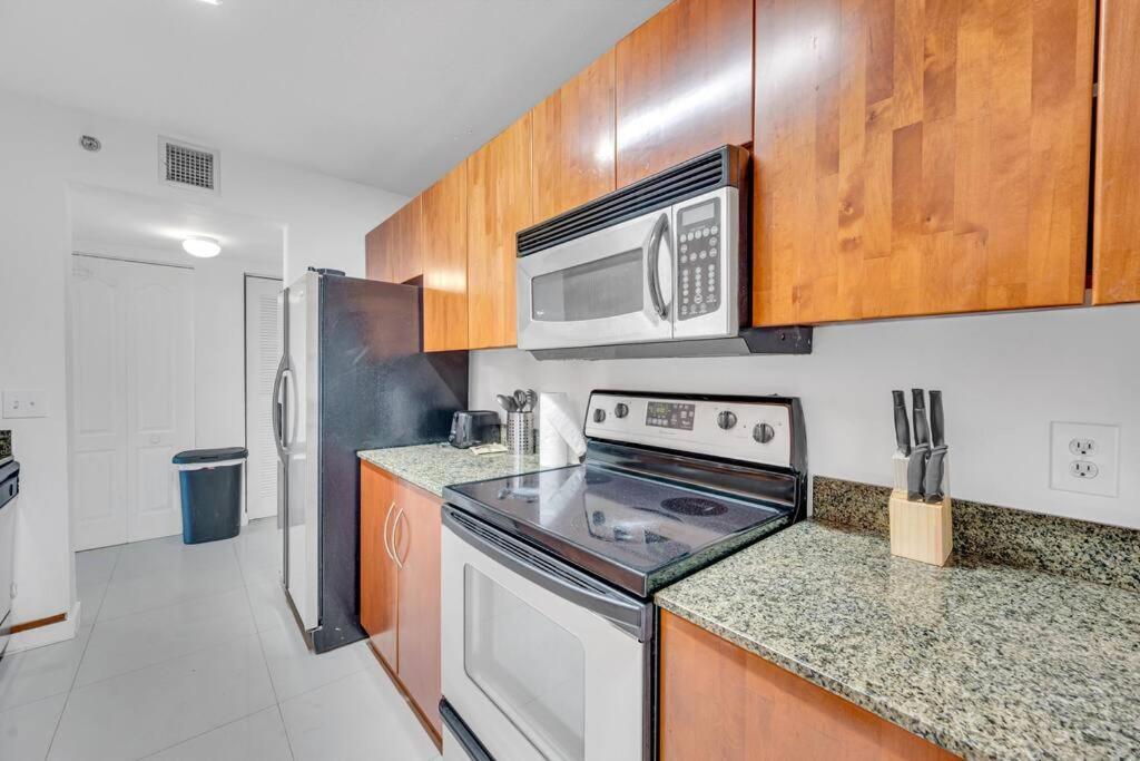 Luxurious Private Unit With Parking Apartment Маями Екстериор снимка